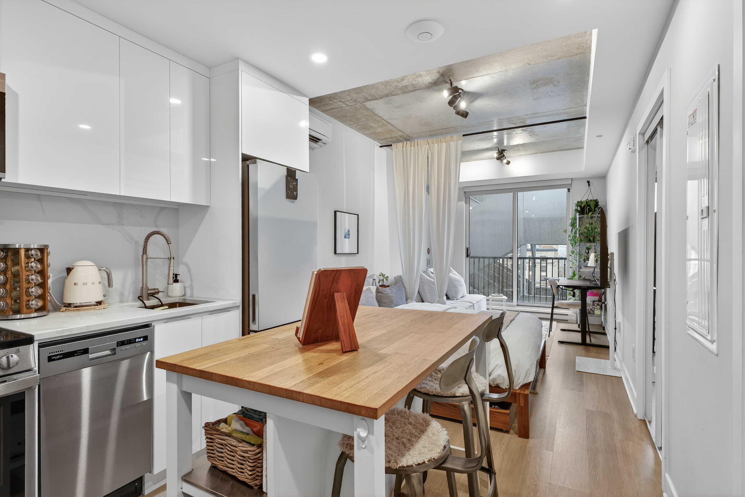 742 Rue William - 608